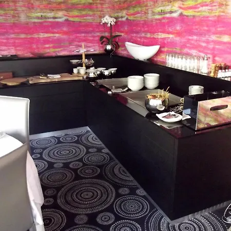 Отель Du Cheval Blanc Depuis 1785 4*